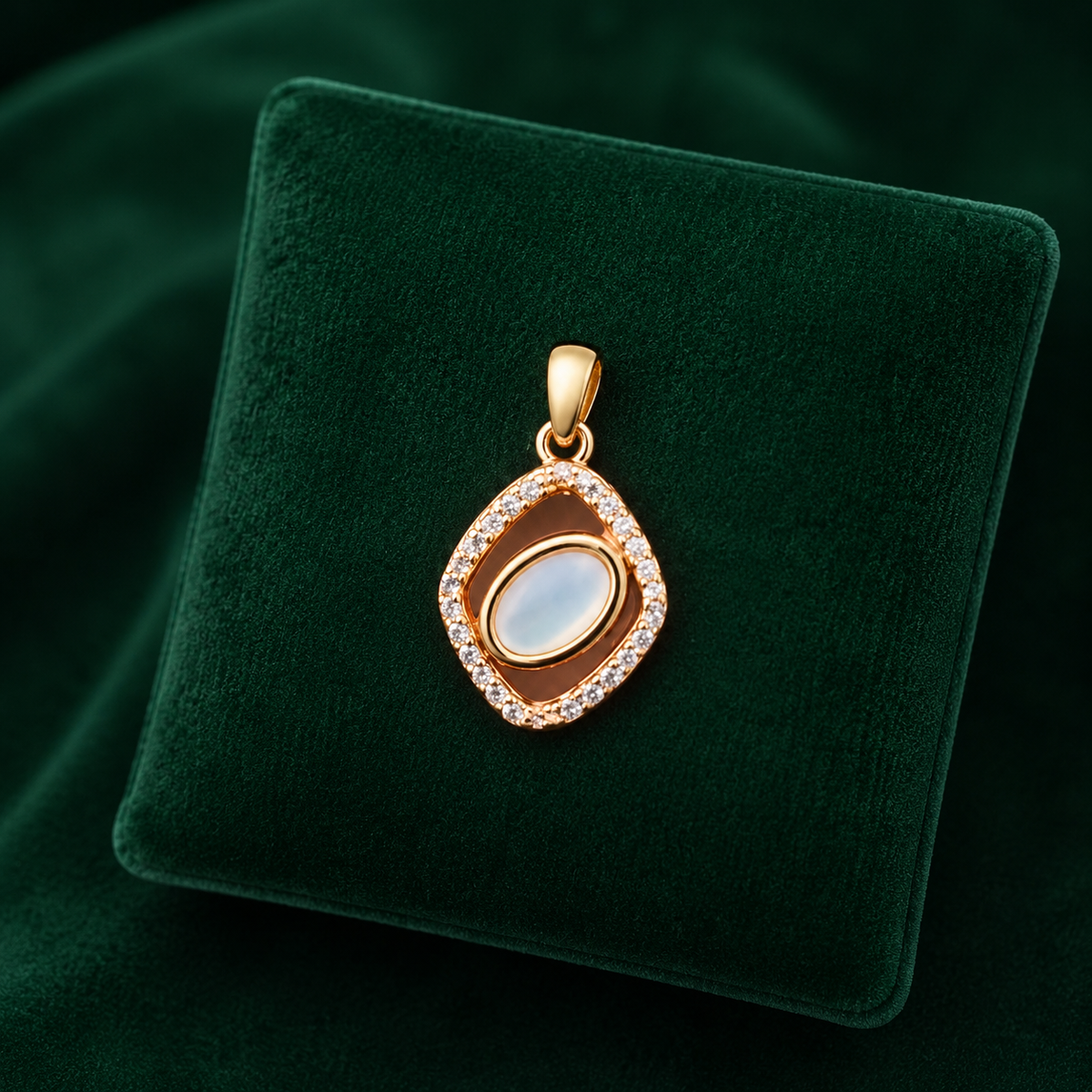✨ Pearl Halo Pendant - 1.260 GM