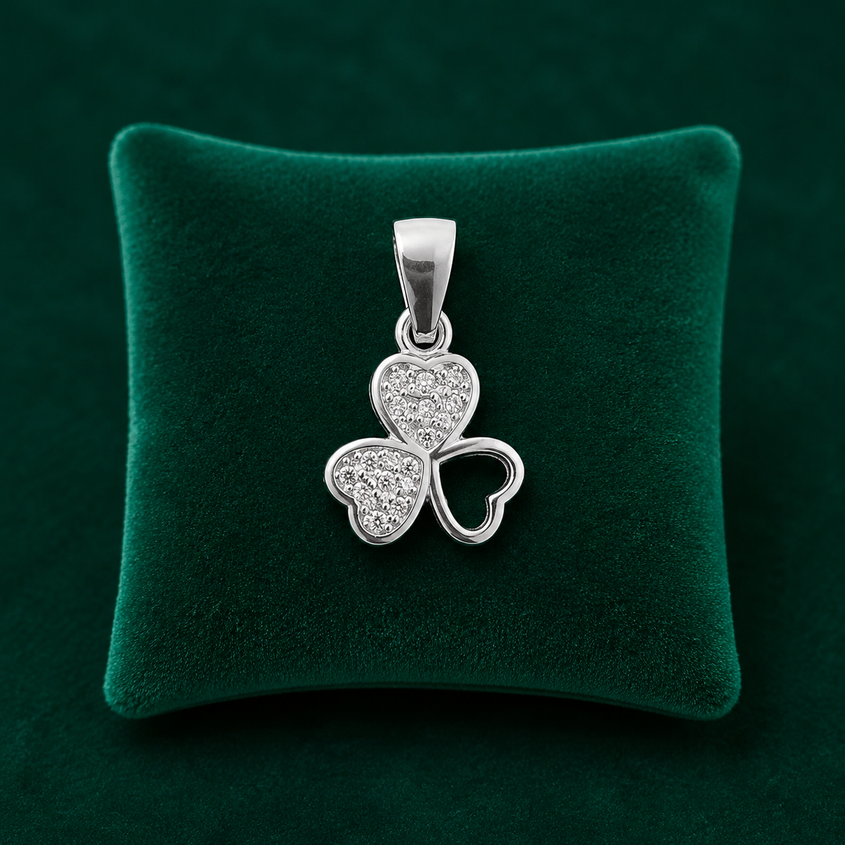 ✨ Crystal Clover Pendant - 1.285 GM