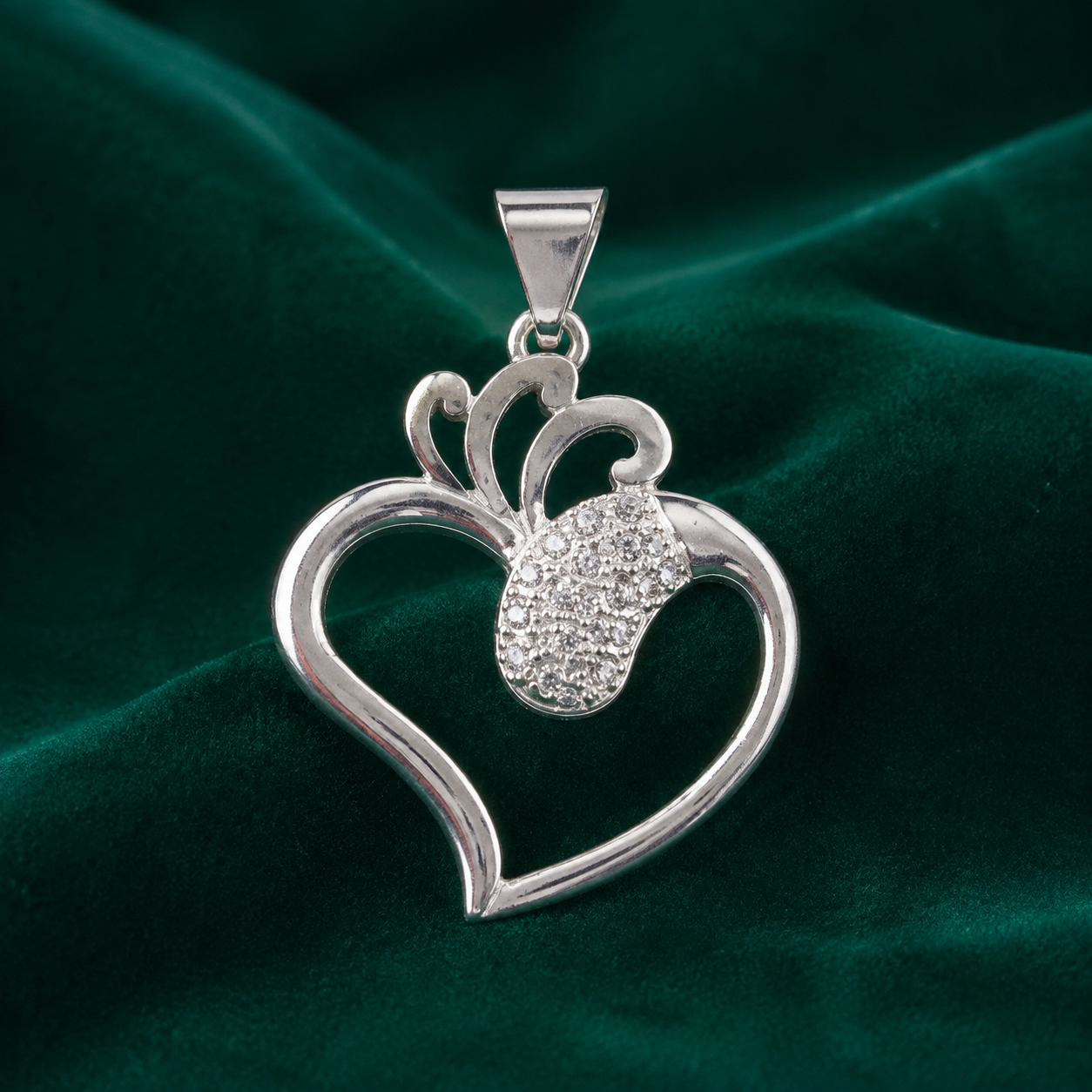 ✨ Crowned Heart Pendant - 1.730 GM