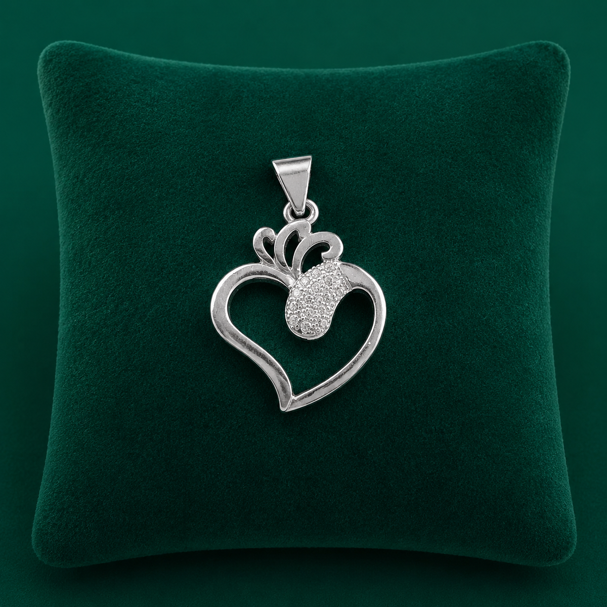 ✨ Crowned Heart Pendant - 1.730 GM