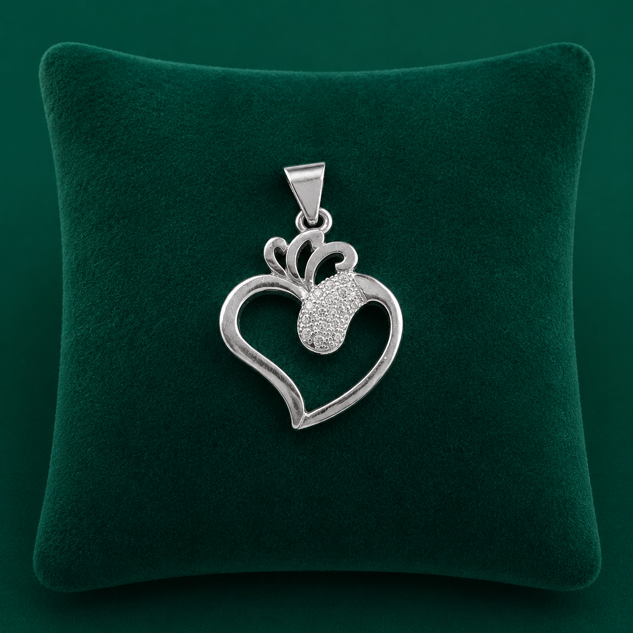 ✨ Crowned Heart Pendant - 1.730 GM