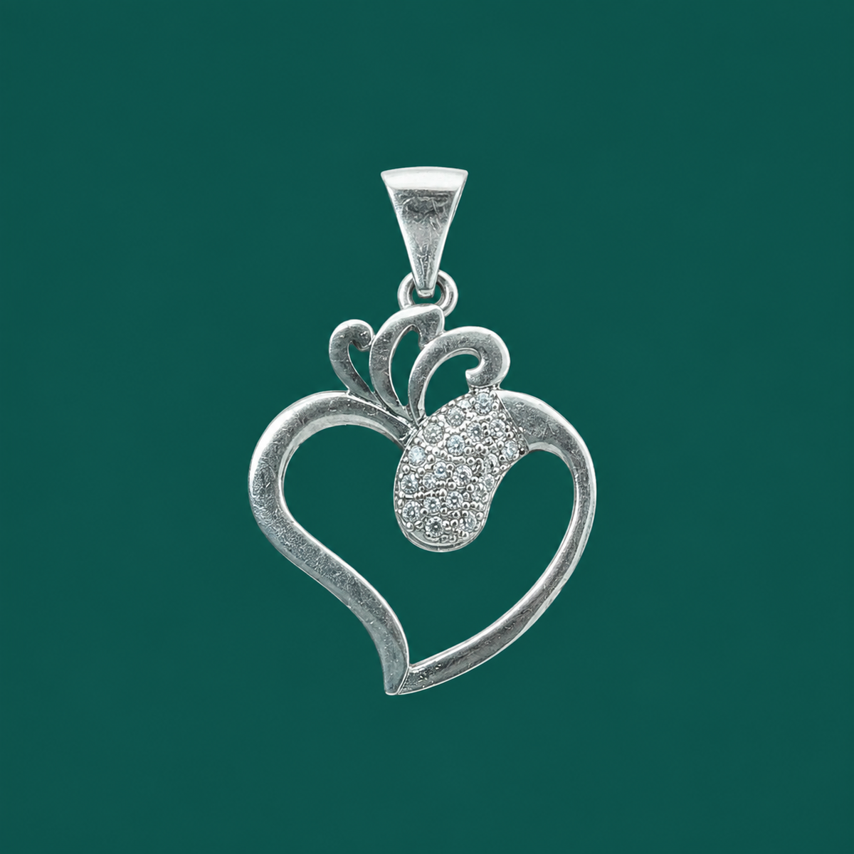 ✨ Crowned Heart Pendant - 1.730 GM
