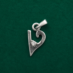 ✨ Crystal V Curve Pendant - 0.576 GM