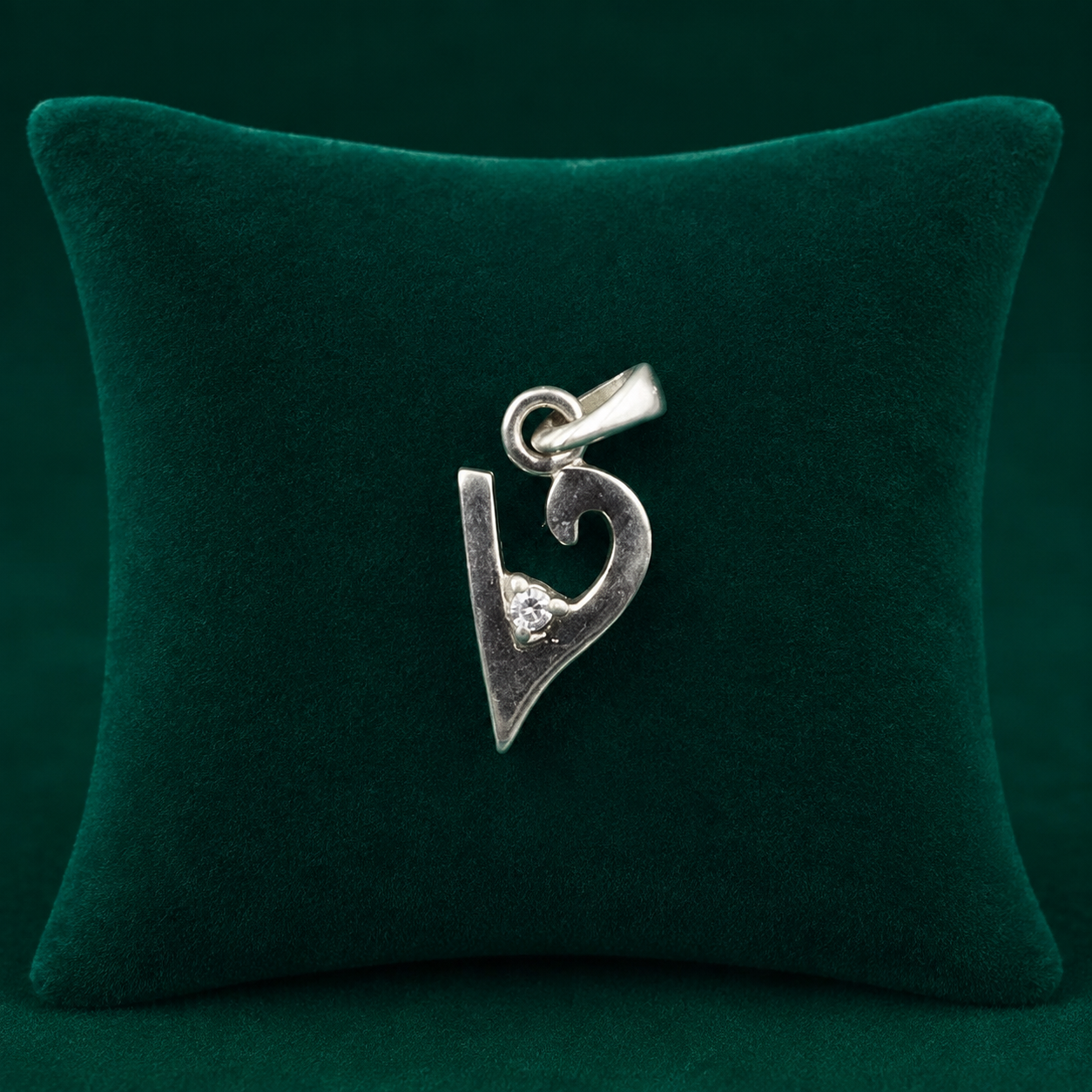 ✨ Crystal V Curve Pendant - 0.576 GM