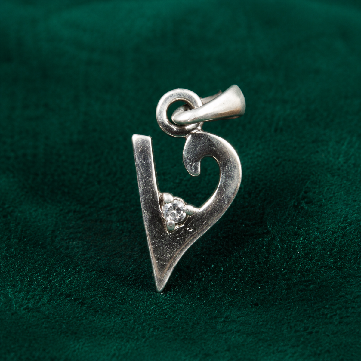 ✨ Crystal V Curve Pendant - 0.576 GM