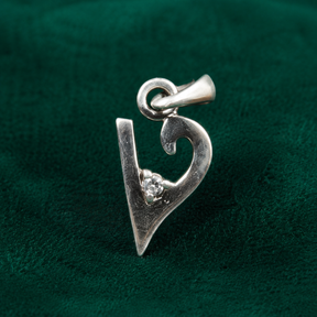 ✨ Crystal V Curve Pendant - 0.576 GM