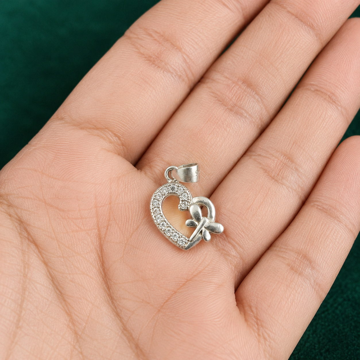 ✨ Crystal Ribbon Heart Pendant -1.260 GM