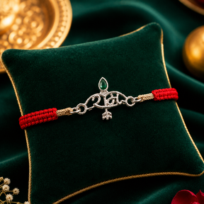 💚 Emerald Initial G Silver Rakhi