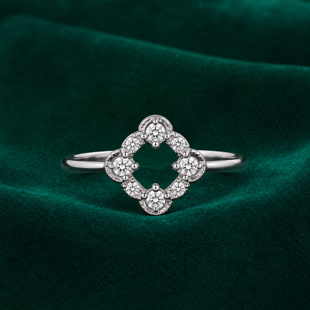✨ Clover Spark Ring - 1.030 GM