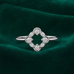 ✨ Clover Spark Ring - 1.030 GM