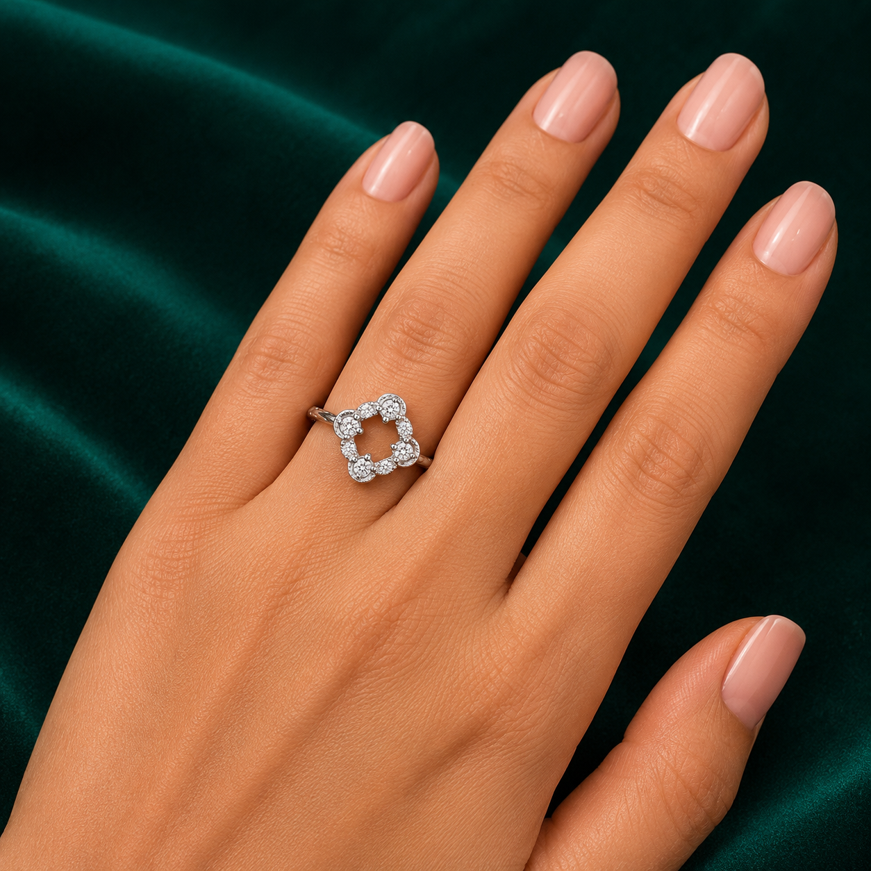 ✨ Clover Spark Ring - 1.030 GM
