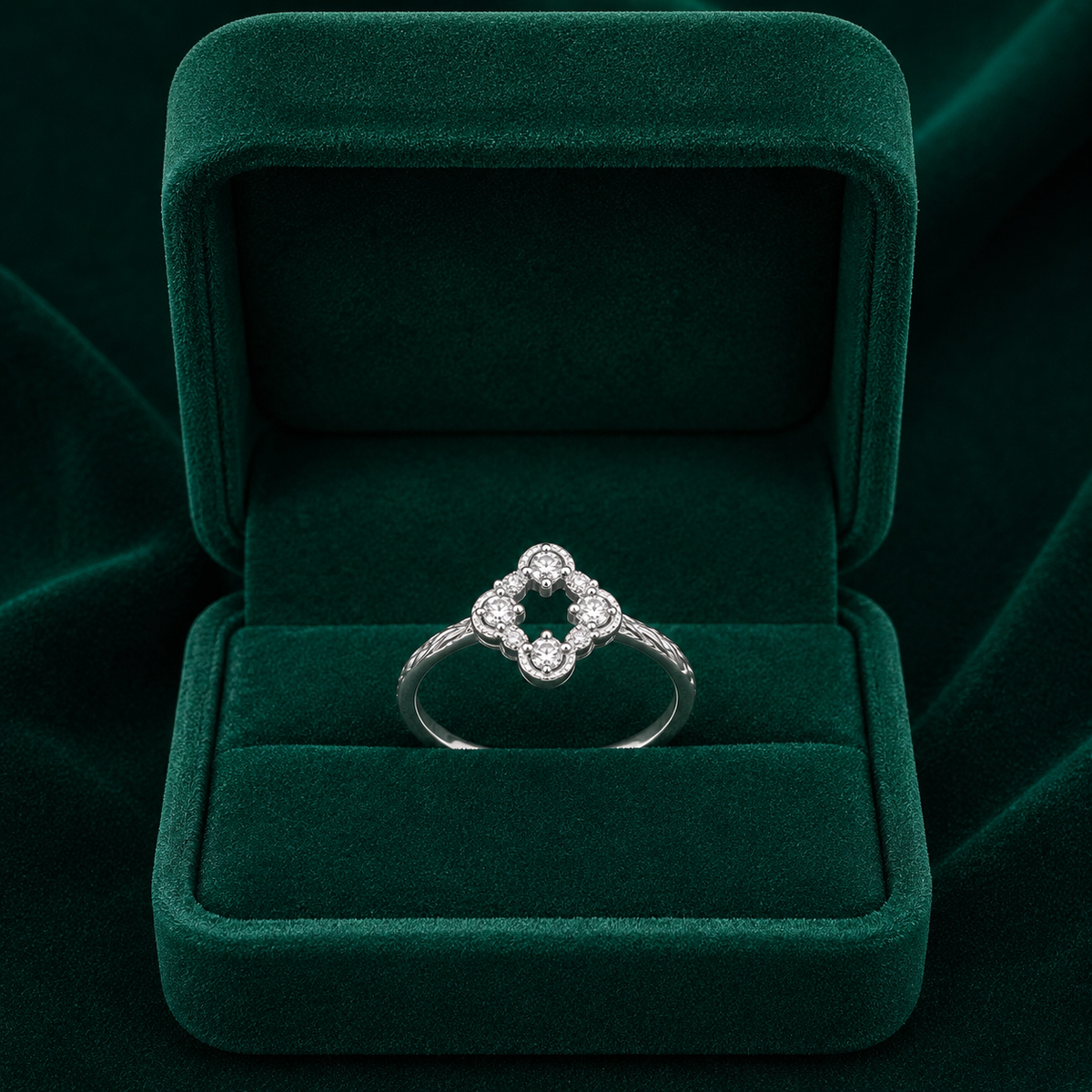 ✨ Clover Spark Ring - 1.030 GM